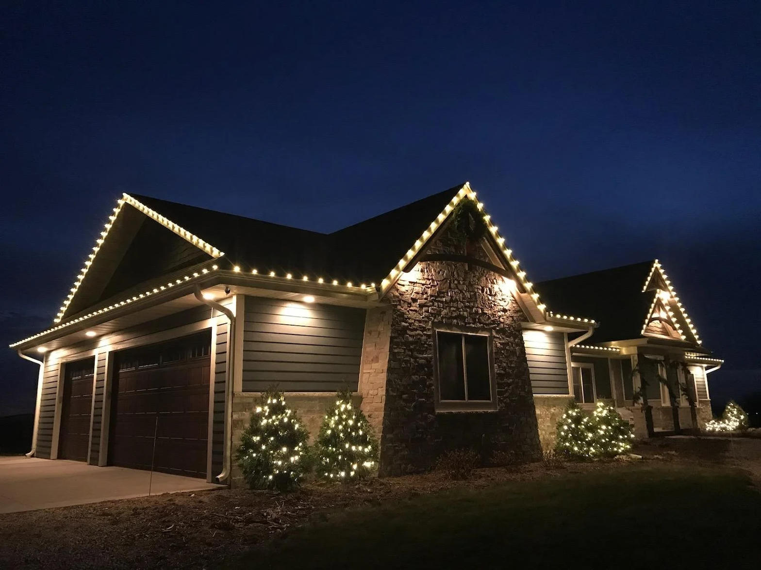 Small single-story home with roofline Christmas lights