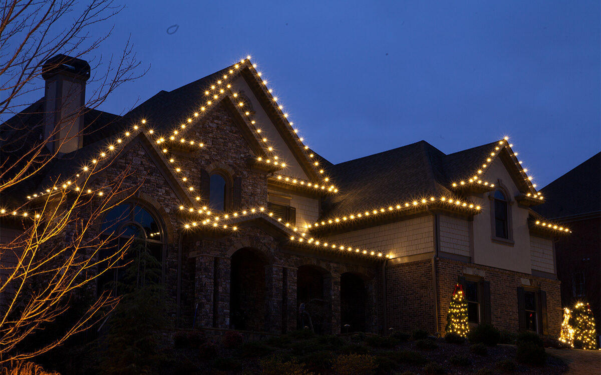 Single-story home with elegant roofline Christmas lights